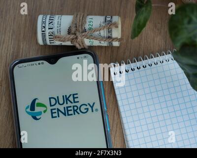 Ukraine. April 2021. In dieser Abbildung sehen Sie das Logo der Duke Energy Corporation, das auf einem Smartphone angezeigt wird. (Foto von Valera Golovniov/SOPA Images/Sipa USA) Quelle: SIPA USA/Alamy Live News Stockfoto