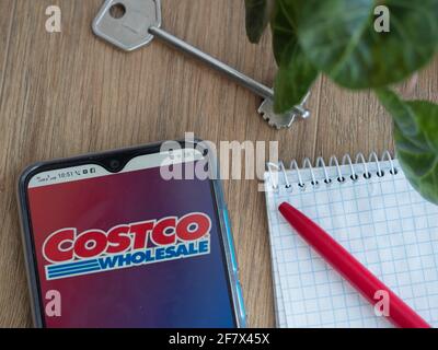 Ukraine. April 2021. Auf diesem Foto Illustration Costco Wholesale Corporation Logo auf einem Smartphone angezeigt. Kredit: Valera Golovniov/SOPA Images/ZUMA Wire/Alamy Live Nachrichten Stockfoto