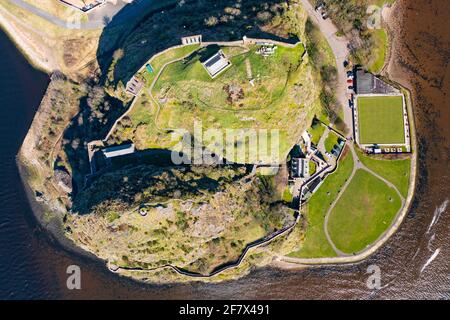 Luftaufnahme von der Drohne von Dumbarton Castle (während der Covid-19-Sperre geschlossen) auf Dumbarton Rock am Fluss Clyde, Schottland, Großbritannien Stockfoto