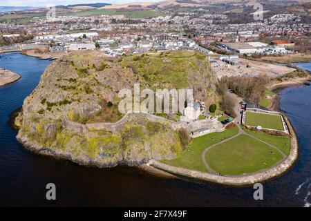 Luftaufnahme von der Drohne von Dumbarton Castle (während der Covid-19-Sperre geschlossen) auf Dumbarton Rock am Fluss Clyde, Schottland, Großbritannien Stockfoto