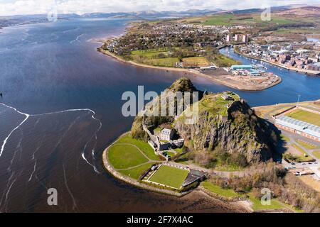 Luftaufnahme von der Drohne von Dumbarton Castle (während der Covid-19-Sperre geschlossen) auf Dumbarton Rock am Fluss Clyde, Schottland, Großbritannien Stockfoto