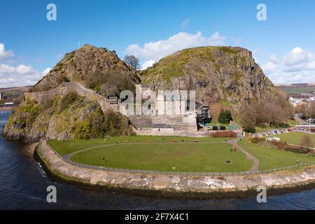 Luftaufnahme von der Drohne von Dumbarton Castle (während der Covid-19-Sperre geschlossen) auf Dumbarton Rock am Fluss Clyde, Schottland, Großbritannien Stockfoto