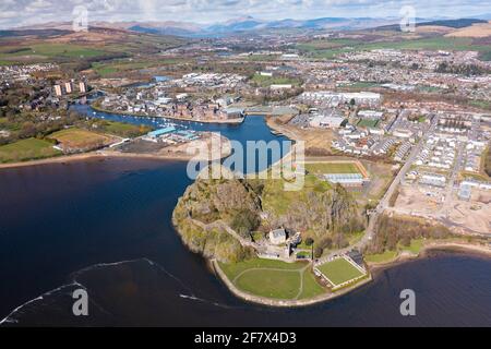 Luftaufnahme von der Drohne von Dumbarton Castle (während der Covid-19-Sperre geschlossen) auf Dumbarton Rock am Fluss Clyde, Schottland, Großbritannien Stockfoto