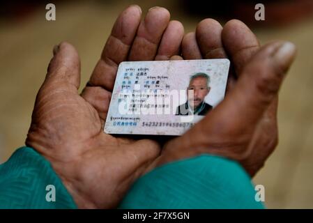 (210410) -- LHASA, 10. April 2021 (Xinhua) -- Foto vom 22. März 2021 zeigt den Personalausweis von Dawa Gokye. Dawa Gokye, 76, einst Leibeigene in einem lokalen Herrenhaus Tibets, lebte bis zur demokratischen Reform 1959 in Hoffnungslosigkeit und Verzweiflung. In den Augen der Leibeigenen sind Leibeigene nichts anderes als "sprechende Werkzeuge", die ihnen ausgeliefert sind. Dawa erinnerte sich, dass sein Kopf vom Verwalter des Herrenhauses schwer verletzt wurde, da der damals 8-Jährige das Wasser beim Brühen des Tees nicht heiß kochte. Zusammen mit Zehntausenden anderer Leibeigene nahm Dawa 1959 ein brandneues Leben ein, als seine Familie etwa drei Hektar sicherte Stockfoto