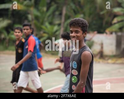 Varanasi, Indien. 10-14-2019. Porträt einer Gruppe männlicher Jugendlicher, nachdem sie am Nachmittag im Internat gemeinsam den Korb gespielt haben. Stockfoto