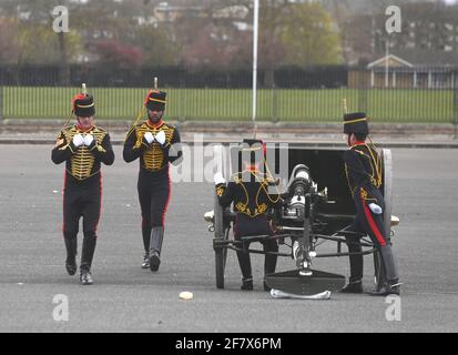 Das Foto Muss Gutgeschrieben Werden ©Alpha Press 079965 10/04/2021 Gun Salute An Das Leben Von Prinz Philipp, Dem Herzog Von Edinburgh Woolwich Barracks London, der am Freitag, 9. April, starb 2021 Stockfoto