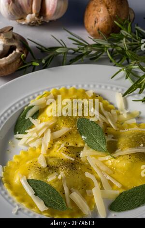 Mit Pilzen und Käse gefüllte Ravioli mit Olivenöl. Stockfoto