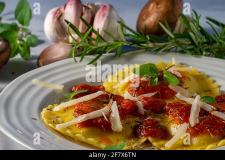 Ravioli mit Pilzen und Käse und Marinara-Sauce. Stockfoto