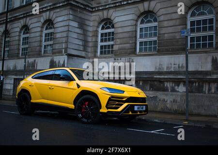 Ein 2019 gelber Giallo Auge Lamborghini Urus mit Gloss Black Leichtmetallräder und rote Bremssättel auf EINEM Manchester City Centre Street Stockfoto