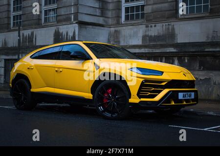 Ein 2019 gelber Giallo Auge Lamborghini Urus mit Gloss Black Leichtmetallräder und rote Bremssättel auf EINEM Manchester City Centre Street Stockfoto