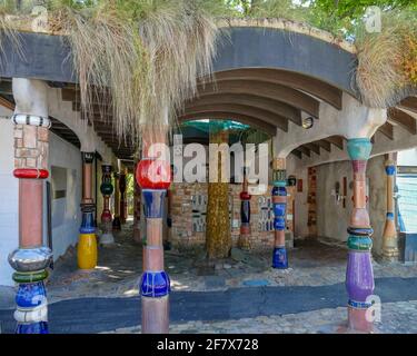 Landschaft an den Hundertwasser Toiletten im neuseeländischen Kawakawa Stockfoto