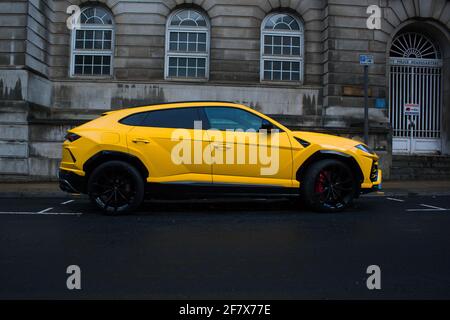 Ein 2019 gelber Giallo Auge Lamborghini Urus mit Gloss Black Leichtmetallräder und rote Bremssättel auf EINEM Manchester City Centre Street Stockfoto