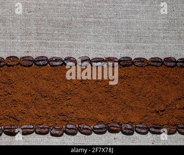 Rahmen mit schwarzen Kaffeebohnen und gemahlenem Kaffee ausgekleidet Der Hintergrund von grobem Leinentuch Stockfoto