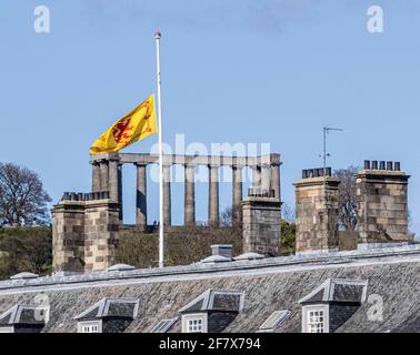 Edinburgh, Großbritannien. 10. April 2021 im Bild: Die Flagge des Royal Standard of Scotland fliegt halbmast über dem Palace of Holyroodhouse in Edinburgh, um den Tod von Prinz Philip, Herzog von Edinburgh, zu markieren. Kredit: Rich Dyson/Alamy Live Nachrichten Stockfoto