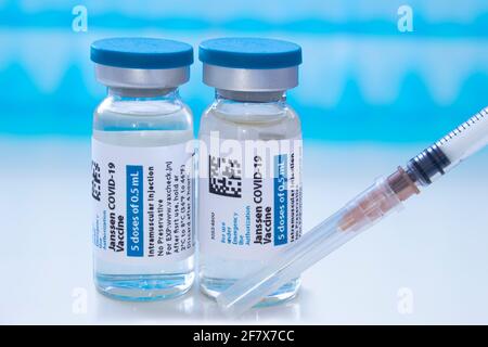 Calgary, Alberta, Kanada. 8. April 2021. Ein paar Janssen Johnson & Johnson dosis von Covid-19 Impfstoffen auf Fläschchen und einer Injektionsspritze. Stockfoto