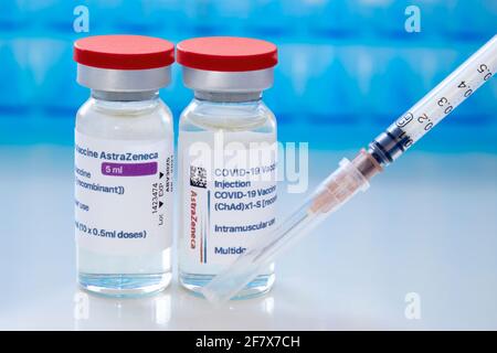 Calgary, Alberta, Kanada. 8. April 2021. Ein paar AstraZeneca-Dosen von Covid-19-Impfstoffen auf Fläschchen und einer Injektionsspritze. Stockfoto