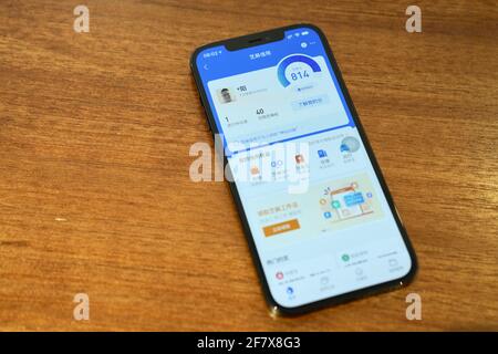 Sesamkredit (auch bekannt als Zhima-Kredit) auf einem iPhone 12 Pro Max, einem Social Credit-Programm, das von Ant Financial auf der Alipay App in China erstellt wurde. Stockfoto