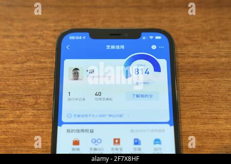 Sesamkredit (auch bekannt als Zhima-Kredit) auf einem iPhone 12 Pro Max, einem Social Credit-Programm, das von Ant Financial auf der Alipay App in China erstellt wurde. Stockfoto