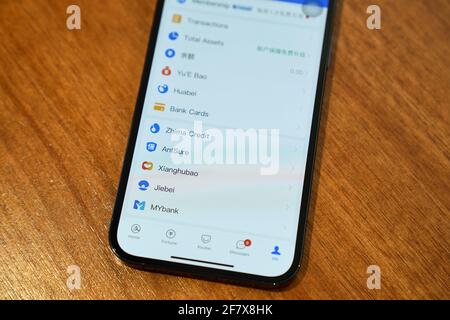 Sesamkredit (auch bekannt als Zhima-Kredit) auf einem iPhone 12 Pro Max, einem Social Credit-Programm, das von Ant Financial auf der Alipay App in China erstellt wurde. Stockfoto