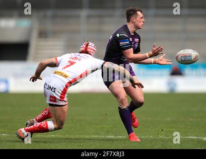 Jack Broadbent von Leeds Rhinos (rechts) gibt den Ball frei, während St. Helens' Theo Fages während des Betfred Challenge Cup-Spiels im Totally Wicked Stadium, St. Helens, versucht, den Ball zu bekämpfen. Bilddatum: Samstag, 10. April 2021. Stockfoto