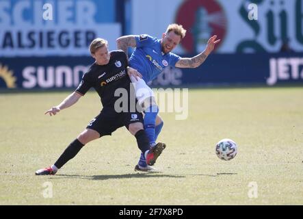 Rostock, Deutschland. April 2021. Fußball: 3. liga, Hansa Rostock - 1. FC Magdeburg, 31. Spieltag, im Ostseestadion. Jan Löhmannsröben (r) vom FC Hansa Rostock im Kampf um den Ball mit Thore Jacobsen (l) von 1. FC Magdeburg. Kredit: Danny Gohlke/dpa - WICHTIGER HINWEIS: Gemäß den Bestimmungen der DFL Deutsche Fußball Liga und/oder des DFB Deutscher Fußball-Bund ist es untersagt, im Stadion und/oder vom Spiel aufgenommene Fotos in Form von Sequenzbildern und/oder videoähnlichen Fotoserien zu verwenden oder zu verwenden./dpa/Alamy Live News Stockfoto