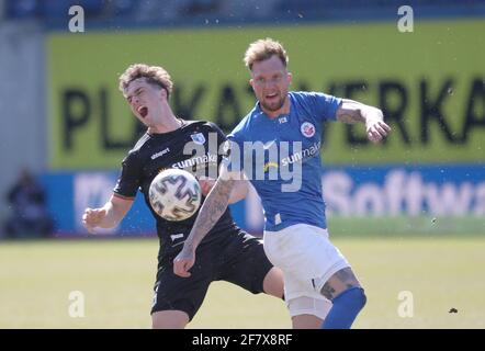 Rostock, Deutschland. April 2021. Fußball: 3. liga, Hansa Rostock - 1. FC Magdeburg, 31. Spieltag, im Ostseestadion. Jan Löhmannsröben (r) vom FC Hansa Rostock kämpft mit Andreas Müller (l) von 1 um den Ball. FC Magdeburg. Kredit: Danny Gohlke/dpa - WICHTIGER HINWEIS: Gemäß den Bestimmungen der DFL Deutsche Fußball Liga und/oder des DFB Deutscher Fußball-Bund ist es untersagt, im Stadion und/oder vom Spiel aufgenommene Fotos in Form von Sequenzbildern und/oder videoähnlichen Fotoserien zu verwenden oder zu verwenden./dpa/Alamy Live News Stockfoto