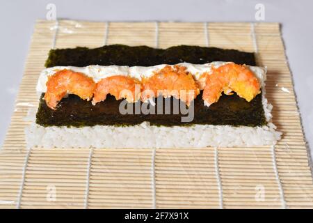 Sushi-Rolle mit gebratenen Garnelen kochen Stockfoto