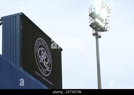 10. April 2021; Kiyan Prince Foundation Stadium, London, England; English Football League Championship Football, Queen Park Rangers gegen Sheffield Mittwoch; das Queens Park Rangers Abzeichen wird angezeigt Stockfoto