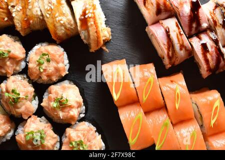 Set mit verschiedenen Sushi-Rollen Stockfoto