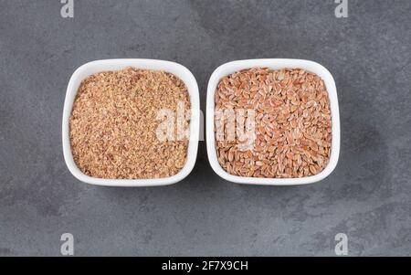 Ganze und zerkleinerte Leinsamen - Linum usitatissimum Stockfoto