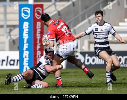 10. April 2021; AJ Bell Stadium, Salford, Lancashire, England; Betfred Challenge Cup Rugby League, Salford Red Devils gegen Widnes Vikings; Pauli Pauli von Salford Red Devils wird angegangen Credit: Action Plus Sports Images/Alamy Live News Stockfoto