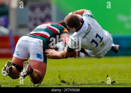 10. April 2021; Mattoli Woods Welford Road Stadium, Leicester, Midlands, England; European Rugby Challenge Cup, Leicester Tigers gegen Newcastle Falcons; Ben Stevenson von Newcastle Falcons wird von Jasper Wiese von Leicester Tigers angegangen Stockfoto