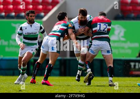 10. April 2021; Mattoli Woods Welford Road Stadium, Leicester, Midlands, England; European Rugby Challenge Cup, Leicester Tigers gegen Newcastle Falcons; Gary Graham von Newcastle Falcons nimmt gegen Matt Scott und Matias Moroni von Leicester Tigers an Stockfoto