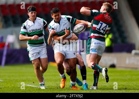 10. April 2021; Mattoli Woods Welford Road Stadium, Leicester, Midlands, England; European Rugby Challenge Cup, Leicester Tigers gegen Newcastle Falcons; Joel Matavesi von Newcastle Falcons lässt den Ball in Kontakt kommen Stockfoto