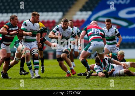 10. April 2021; Mattoli Woods Welford Road Stadium, Leicester, Midlands, England; European Rugby Challenge Cup, Leicester Tigers gegen Newcastle Falcons; Mark Wilson von Newcastle Falcons nimmt den Ball in Kontakt Stockfoto