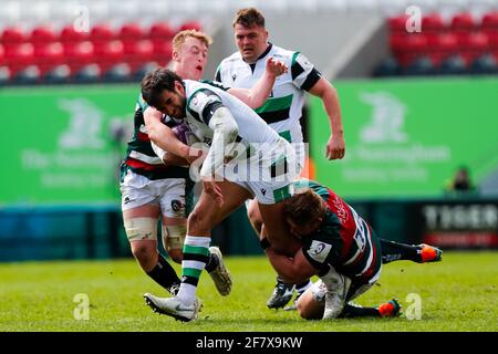 10. April 2021; Mattoli Woods Welford Road Stadium, Leicester, Midlands, England; European Rugby Challenge Cup, Leicester Tigers gegen Newcastle Falcons; Cooper Vuna von Newcastle Falcons wird von der Leicester Tigers Verteidigung gestoppt Stockfoto