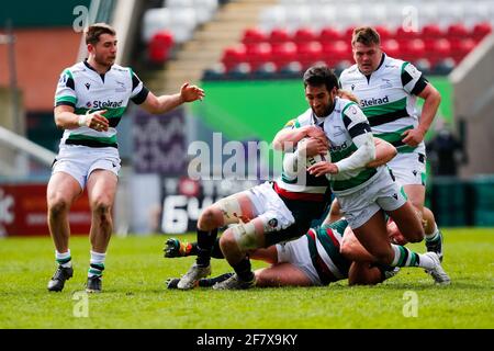 10. April 2021; Mattoli Woods Welford Road Stadium, Leicester, Midlands, England; European Rugby Challenge Cup, Leicester Tigers gegen Newcastle Falcons; Cooper Vuna von Newcastle Falcons wird von der Leicester Tigers Verteidigung gestoppt Stockfoto