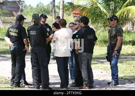 ilheus, bahia / brasilien - 1. februar 2012: Bundespolizisten führen den Wiedereinsetzungsbefehl für den von der Tupinamba Indio besetzten Hof durch Stockfoto