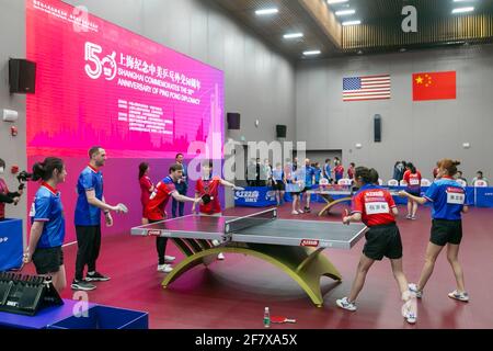 Shanghai, China. April 2021. Spieler beider Seiten nehmen an einem China-USA Teil Ping-Pong Freundschaftsspiel während eines besonderen Ereignisses in Shanghai, Ostchina, 10. April 2021. Hier wurde am Samstag eine besondere Veranstaltung zum Gedenken an den 50. Jahrestag der Ping-Pong-Diplomatie zwischen China und den Vereinigten Staaten abgehalten. Quelle: Wang Xiang/Xinhua/Alamy Live News Stockfoto