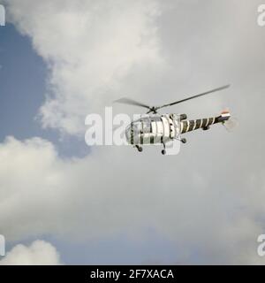 Demonstrationsteam die 'Grasshopper' mit Alouette III Hubschraubern während des Tages der offenen Tür auf dem Flugstützpunkt Twenthe. Hier eine der Alouettes, die A-309. Stockfoto