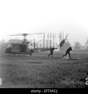 Boxen für Propellersoldaten verlassen eine Agusta-Bell 204B der Royal Navy. Stockfoto