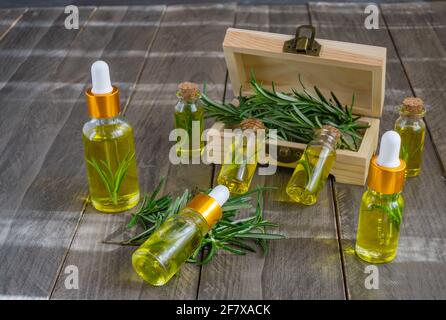 Ätherische Rosmarin-Öle für die Hautbehandlung Stockfoto