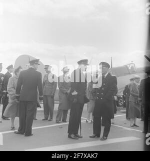 Fotoment des Staatsbesuchs des dänischen Königspaares, König Frederik IX. Und Königin Ingrid, in den Niederlanden. Die königliche Gesellschaft und ihre Courtège versammeln sich am Flugzeuglift auf dem Flugdeck von HR. Frau Karel Doorman (1948-1968). Ist Teil der Objektserie AVDKM 540154 bis 540167. Stockfoto