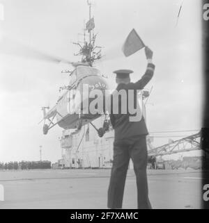 Fotoment des Staatsbesuchs des dänischen Königspaares, König Frederik IX. Und Königin Ingrid, in den Niederlanden. Der Royal Companion und seine Courtège folgen einem Hubschrauberlandeplatz auf Distanz an Bord von HR. Frau Karel Doorman (1948-1968). Ist Teil der Objektserie AVDKM 540154 bis 540167. Stockfoto