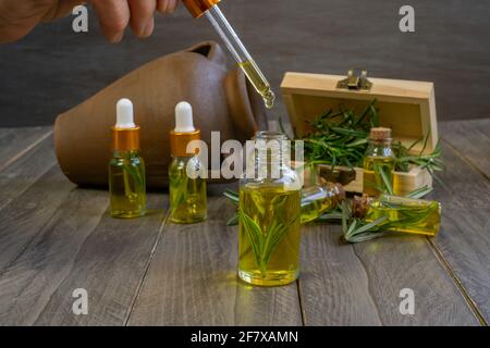 Ätherische Rosmarin-Öle für die Hautbehandlung Stockfoto