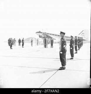 Nach einem Besuch in den Niederlanden verlässt König Baudouin aus Belgien den Luftwaffenstützpunkt Ypenburg und kehrt von der niederländischen Regierung Dakota in sein Land zurück. Er wird von O.M. erledigt Koningin Juliana und Prinz Bernhard und einige Regierungsvertreter. 10. Juli 1959. Stockfoto