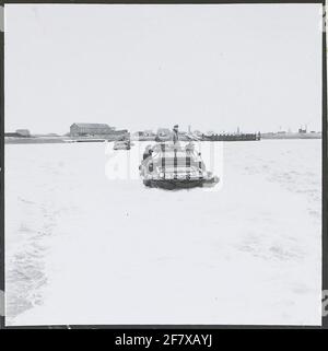 Wassershorts-Katastrophe 1953. Niederländische und amerikanische Soldaten in DUKW's (amphibisches Fahrzeug) der US-Armee auf der Seite (Wasser) auf dem Weg vom Fährhafen Zijpe zum Fährhafen der Anna Jacobapolder (Sluis). Stockfoto