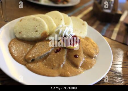 Tschechischer Gulasch mit den Brotknödeln im Restaurant Stockfoto