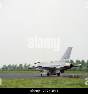 General Dynamics F-16A zu Beginn des Flugplatzes Leeuwarden. Stockfoto