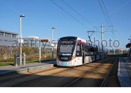 Straßenbahn am Bahnhof Edinburgh Park Central, Edinburgh Park Business Park, South Gyle, Edinburgh, Schottland Stockfoto